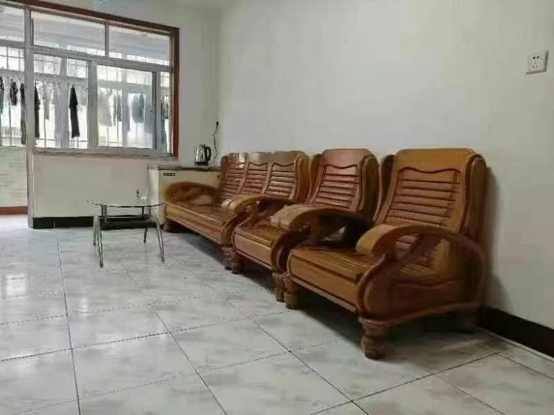 光明小区，一楼，65平，31.8万，两室两厅