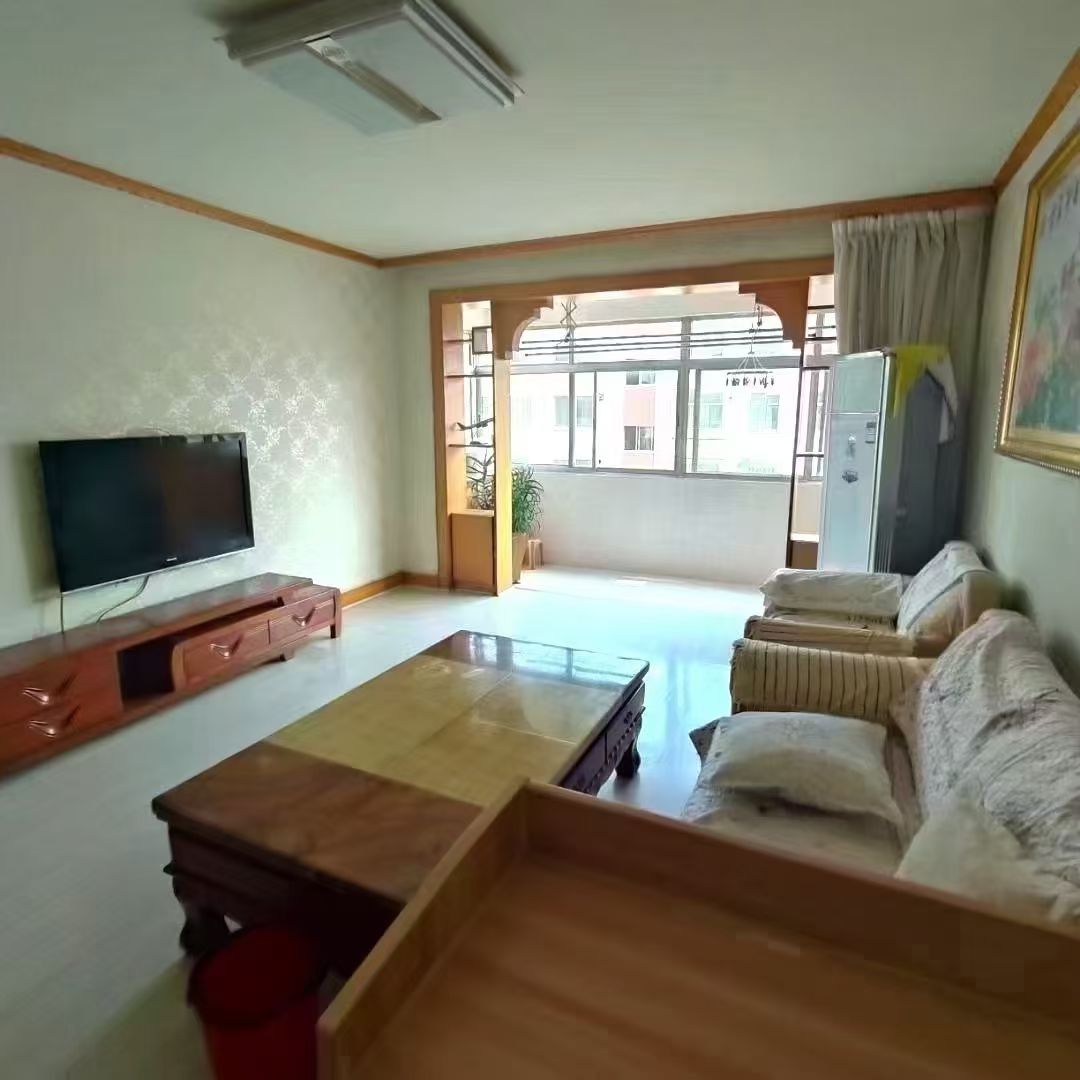光明小区，四楼，三室两厅，1100/月