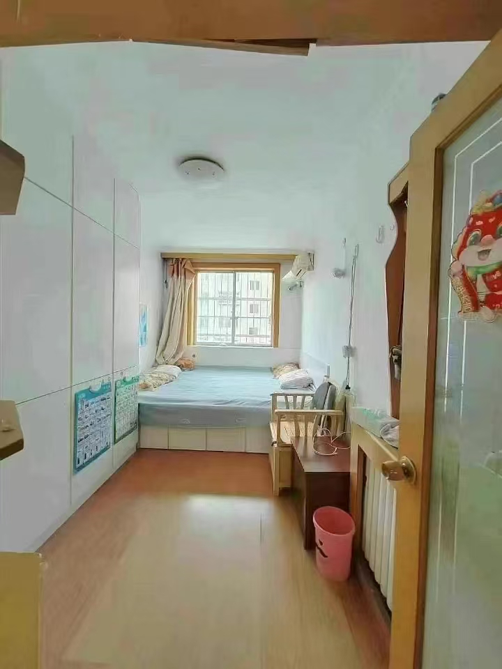 前源小区三楼，61平左右，二室朝阳间，28.8万