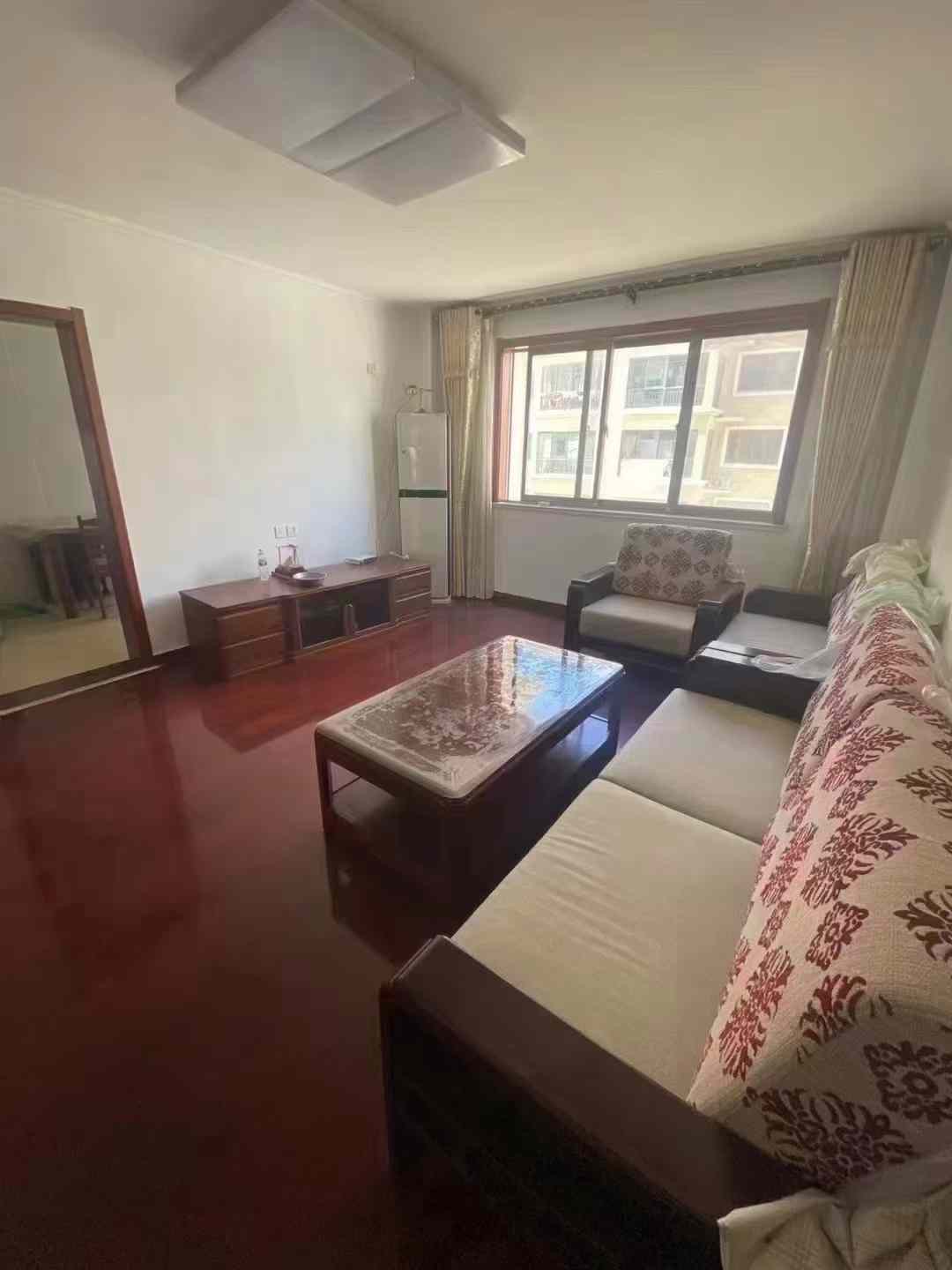 福门框架三楼，精装住几个月。全家实木的桌，椅，床，94平两室
