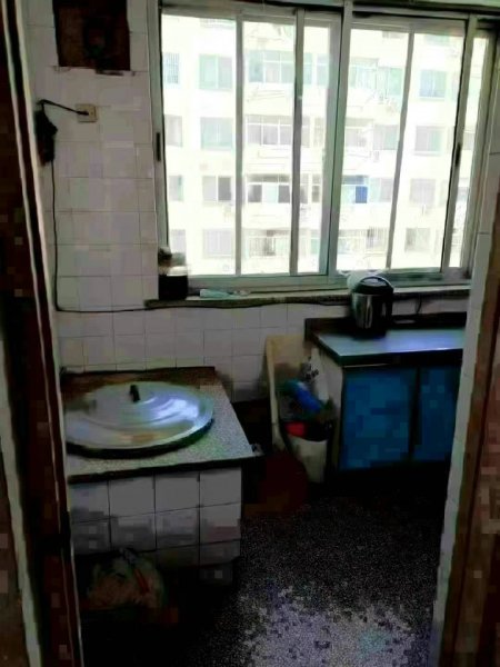 城东一区，二楼！76平！42.8万，简单装修！双气