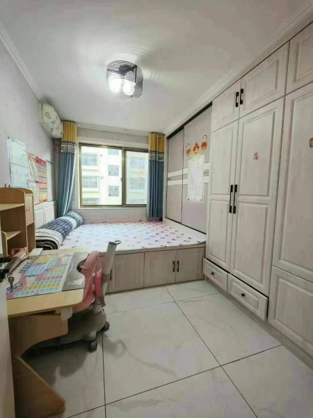 黄山小区，3楼，70平，33.8万，三居室，地暖，精装短住