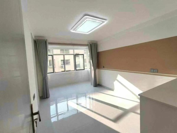 ????华联广场西吕剧团家属楼2楼，62平 29.8万 精装未住三室 地暖
