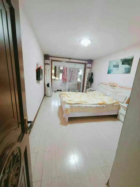 城东新一区4楼，130平，79.8万，精装修三室两厅，地暖天然气