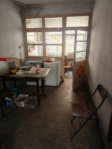 出售老市医院南向阳二区45号楼西单元1楼东房屋