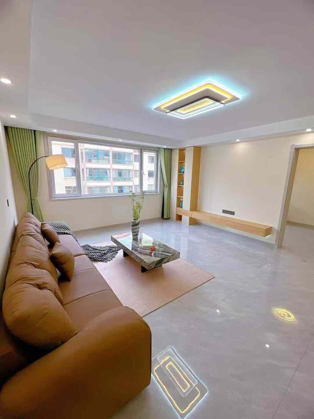 富达丽园二区，4楼122.2平，三室两卫，62.8万可贷款
