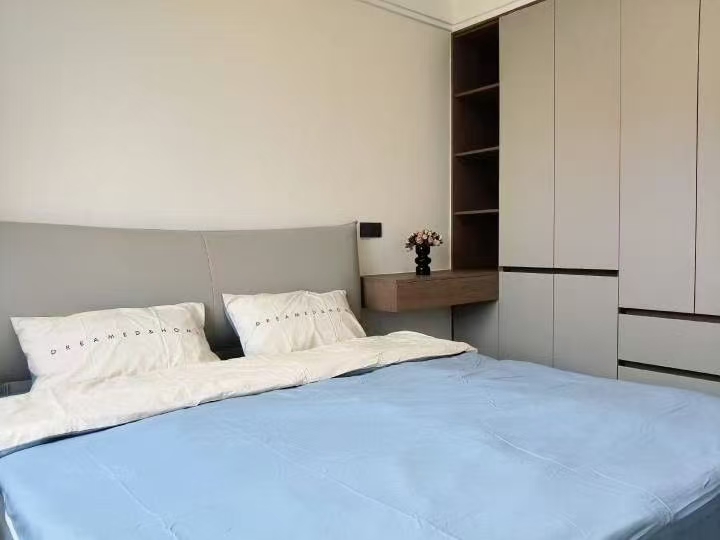 阳‮家光‬园电‮六梯‬楼东边户，楼王位置106平三‮两室‬厅精装未住售价75.8万‮!