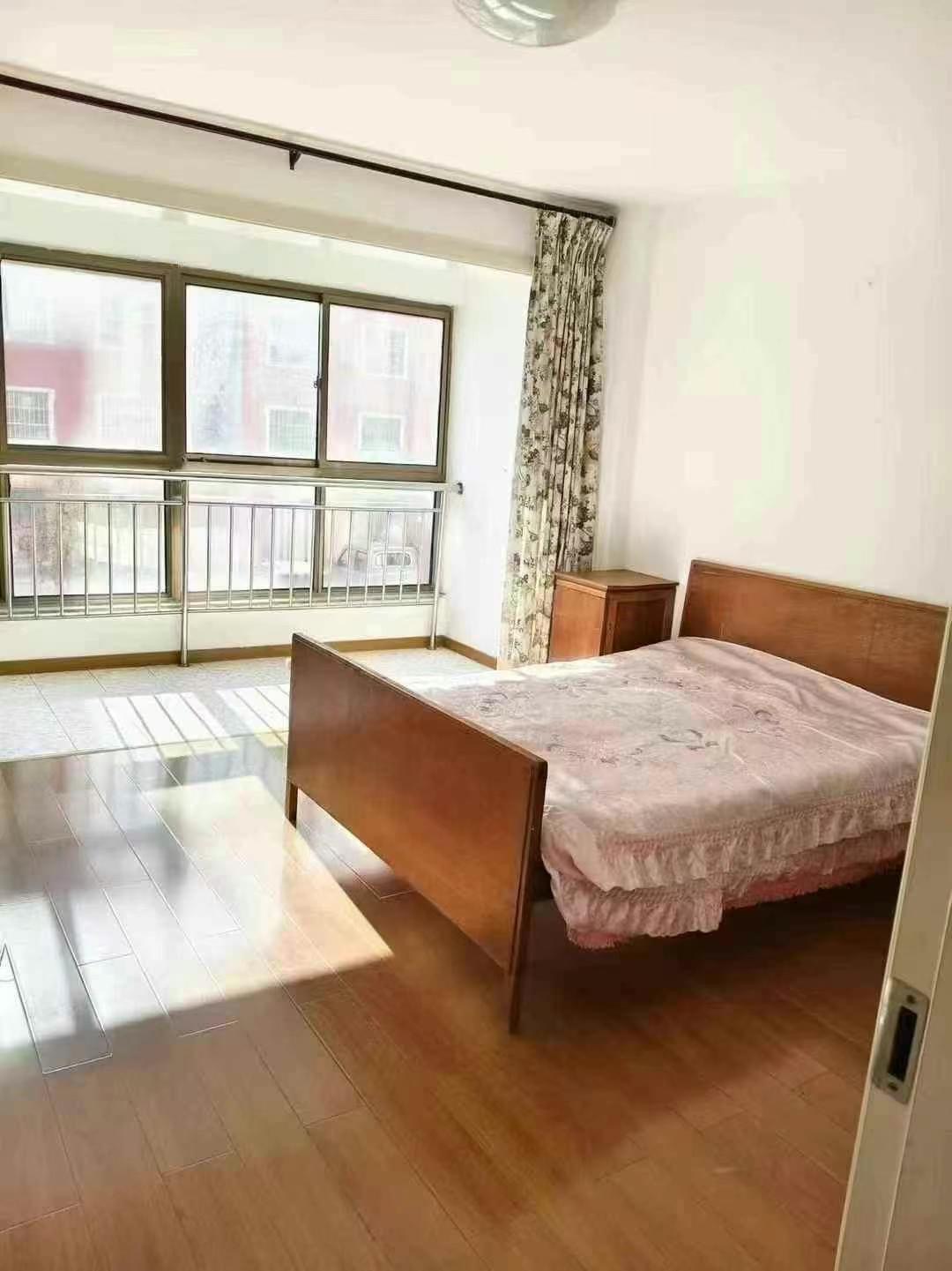 特价西城华府框架一楼102平，三室两厅，地暖双气落地窗