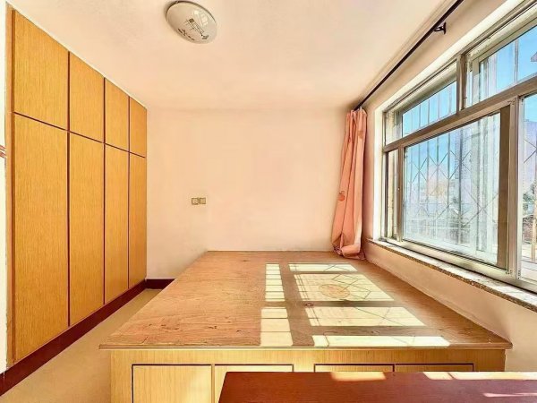 教育巷不贴地一楼 71.8平 三室中厅 精装地暖双气 拎包入住 售35万