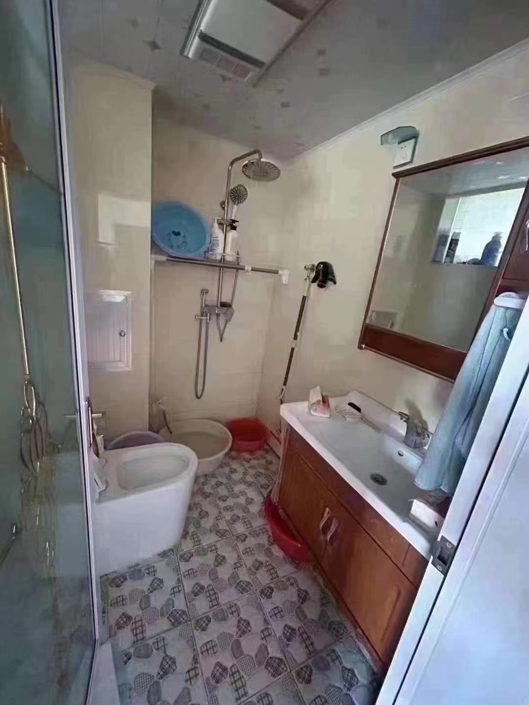 静园小区四楼，新式精装短住，地暖，洗衣机改在阳台上，68平，两室