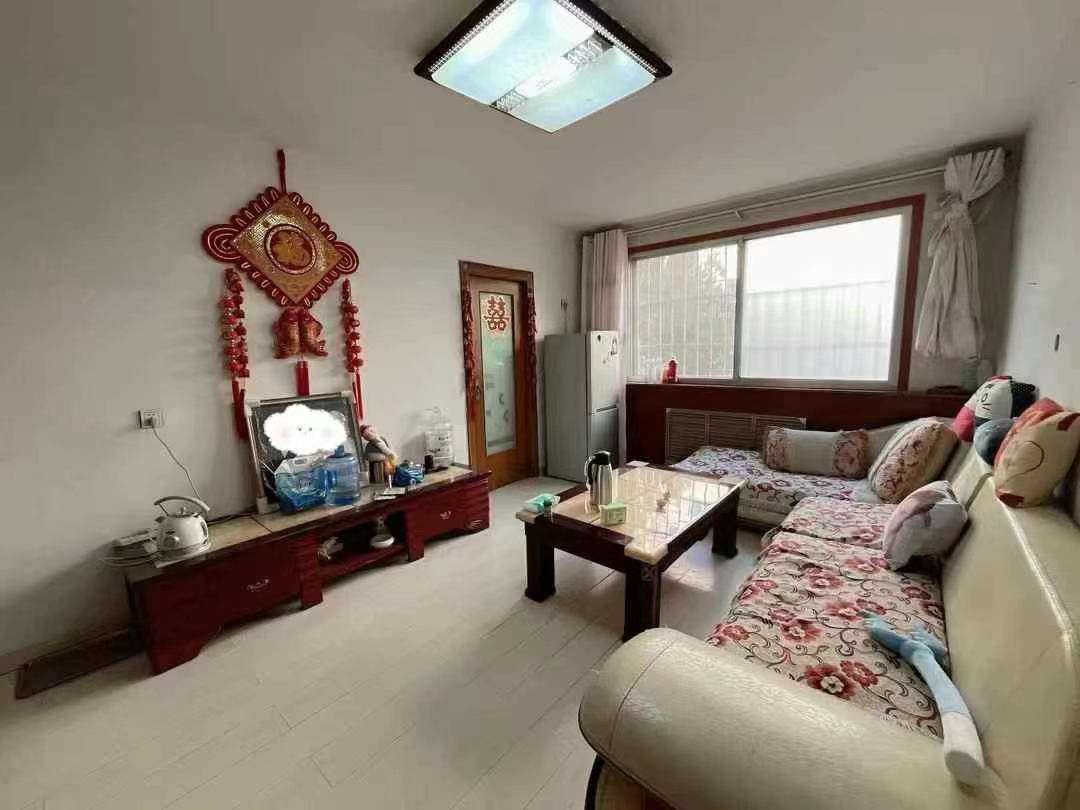 超低价黎明小区1楼96平，3室精致装修，价格便宜。