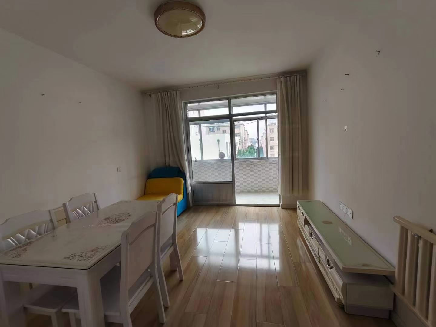 东山2楼精装3室1100元
