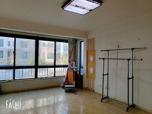 香格里拉一区1楼102平，3室2卫，双气价格便宜。