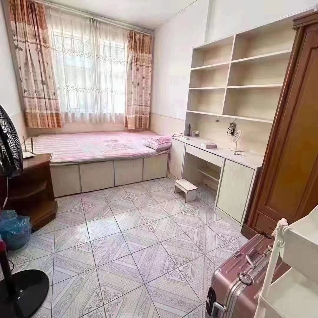 向阳一区贴地一楼81平，精装双气，步行去小学高中仅需2分钟左右，采光超好，用证首选