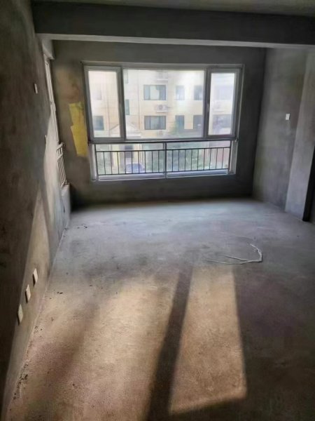 香格里拉二区，南厅三楼90平左右，45.8万双气毛坯房