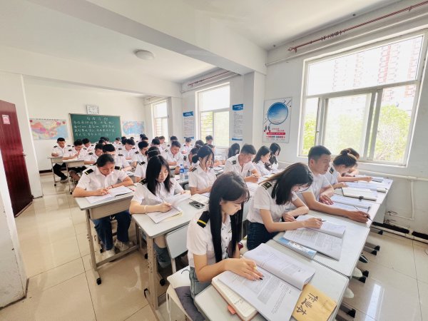 航空票务高级白领工作，中专学历以上定向培养