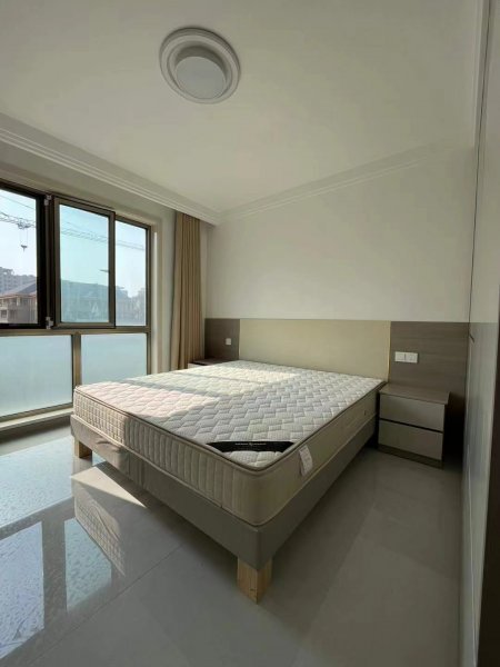 丽景华庭电梯1楼101平三室朝阳两厅房东精装未住赠送全新家具家电，仅售58.8万