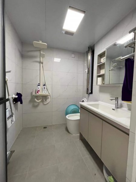 丽景华庭电梯1楼101平三室朝阳两厅房东精装未住赠送全新家具家电，仅售58.8万