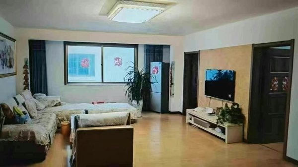 怡园小区框架2楼边户，129.5平，75.8万 三室两厅，地暖，精装短住