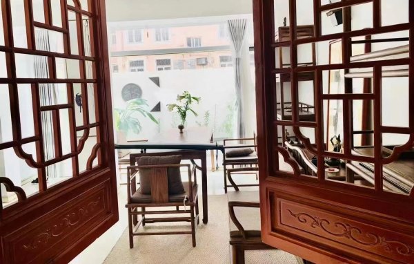 电业小区一楼73平，带封闭小院，全新装修，落地窗户，采光好，两室