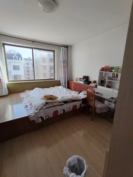精装 东风花园三室两厅一卫有衣帽间，采光好，双气地暖
