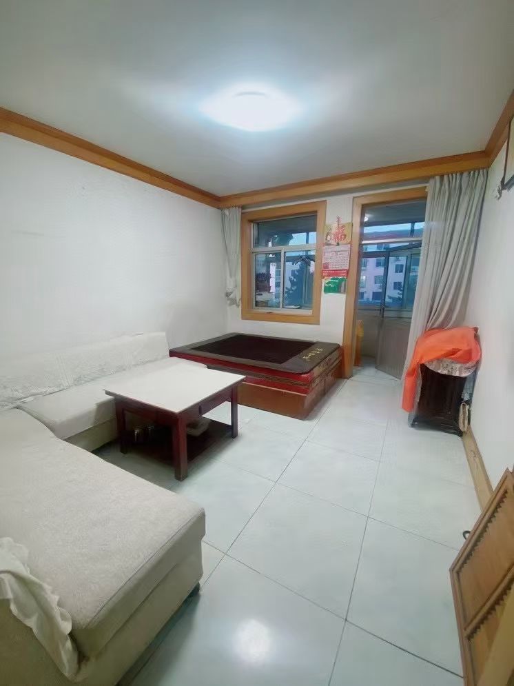静园小区二楼72平，三室一厅一卫，家里非常板正，好人家的房，售价27.8万，小议