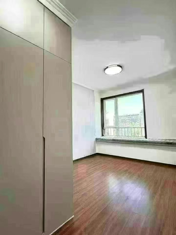 聚龙园电梯新房118平米！5楼边户！精装未住三室两厅两卫带家具 82.8w