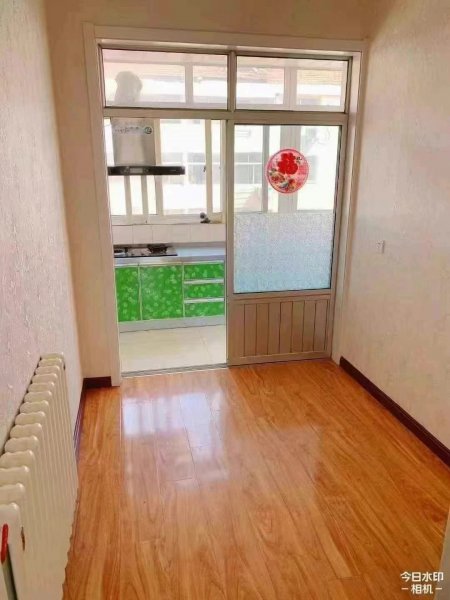 电业小区76.6平，贴地三楼相当于二楼，29.8万，精装修，家具家电齐