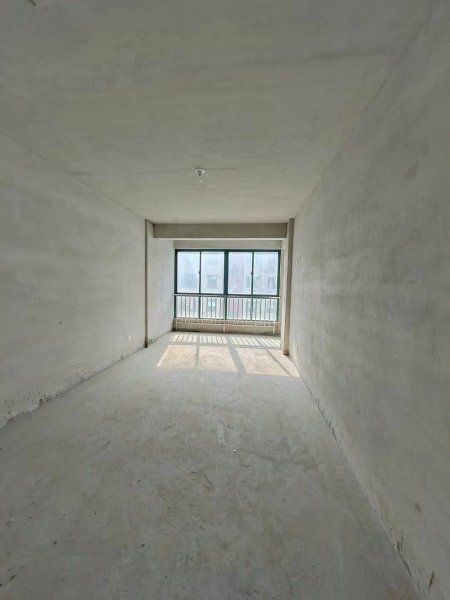 鲁威阳光花园框架3楼132.5平， 65.8万 地暖，三室两厅毛坯房