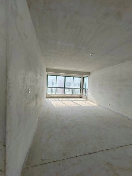 鲁威阳光花园框架3楼132.5平， 65.8万 地暖，三室两厅毛坯房