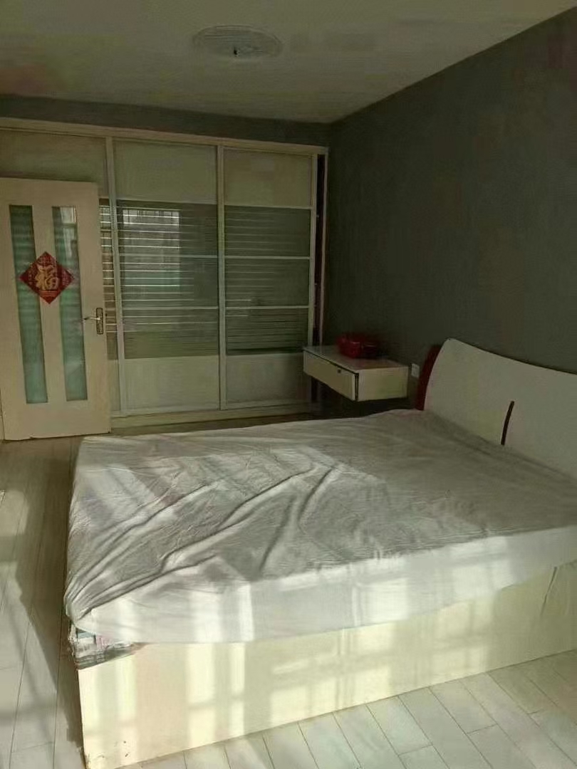 城东3区2楼117平，3室2厅1卫，九龙汇旁边绝佳位置，全家品牌装修61.8万