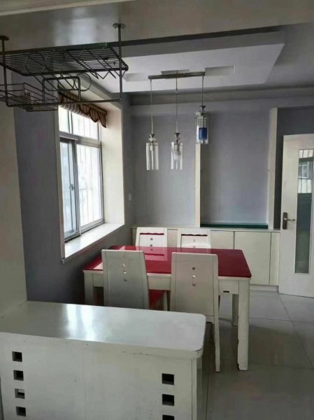 城东3区2楼117平，3室2厅1卫，九龙汇旁边绝佳位置，全家品牌装修61.8万