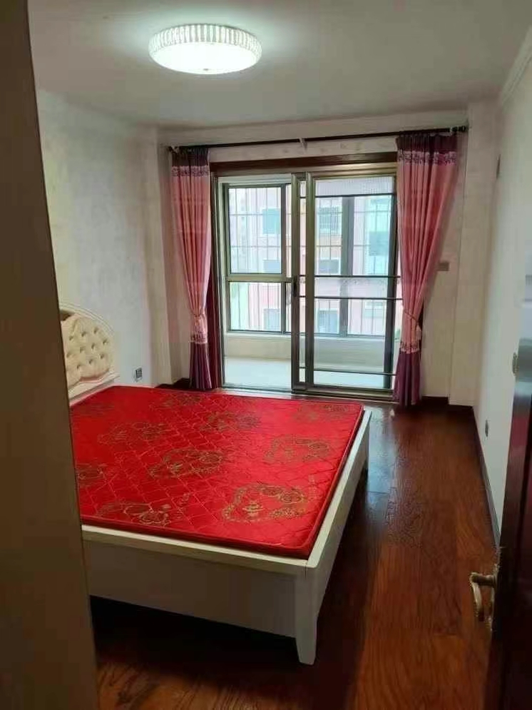 西城华府框架三楼，117平，46.8万 三室朝阳，精装短住
