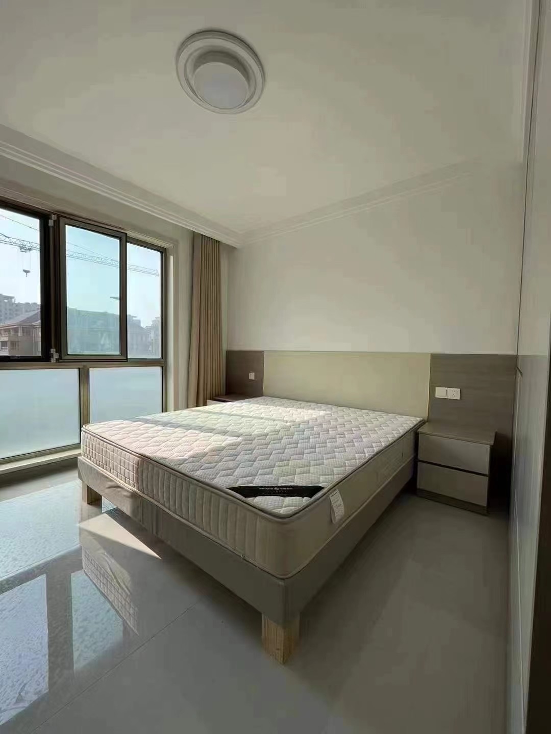 丽景华庭电梯1楼101平三室朝阳两厅一卫全明户型房东精装未住赠送全新家具家电54.8万