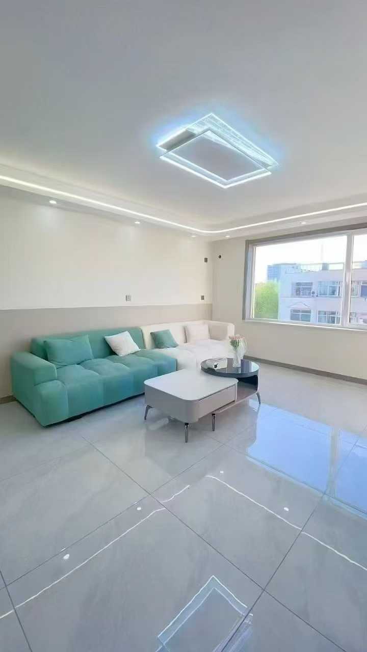 城东二区五楼，三‮精室‬装短住，家‮家具‬电齐全，1500一个月