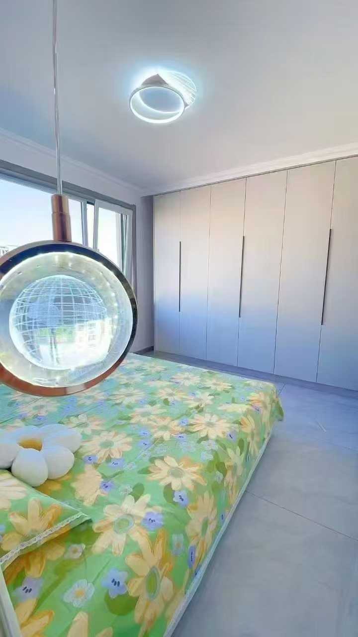 城东二区五楼，三‮精室‬装短住，家‮家具‬电齐全，1500一个月