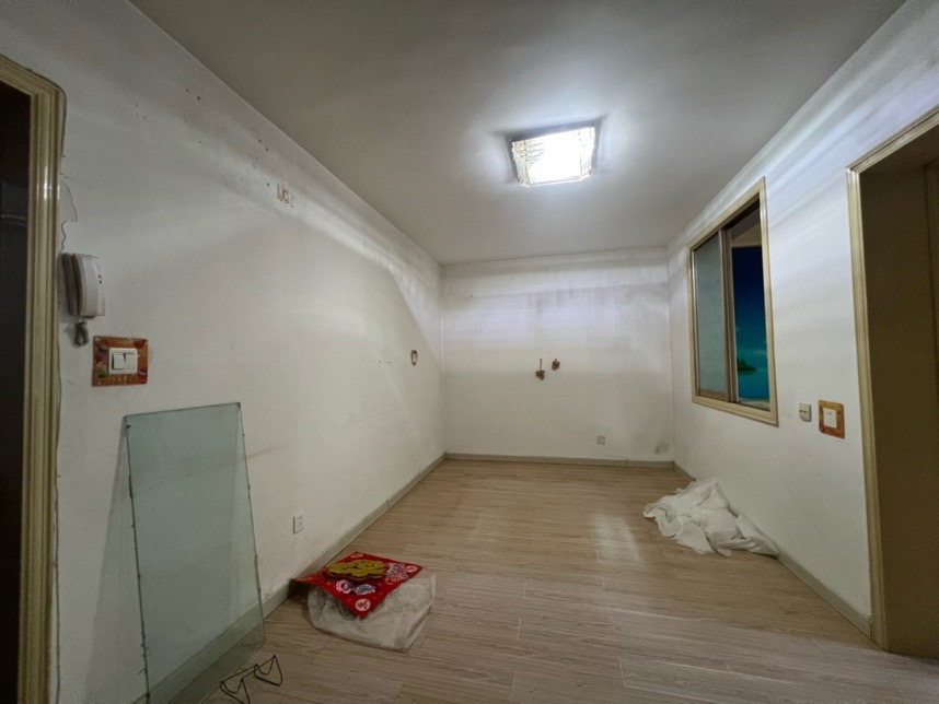 海峰街三楼，两室两厅，房本面积55平实际面积70，出门就是幼儿园仅需17.8万不议价