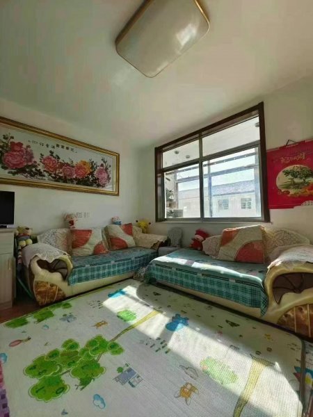 黄山府前学区贴地4楼72平，精致装修，双气齐全。