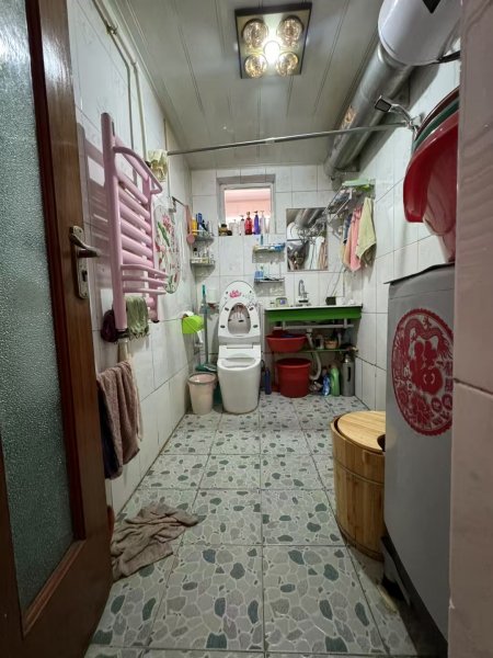 东山小区2楼73平，3室双气齐全，家里板正。