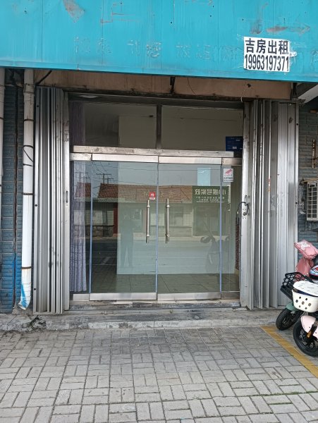东风花园北门市房出租，30平方，水电暖卫生间齐全，屋内整洁干净，电话19963197371
