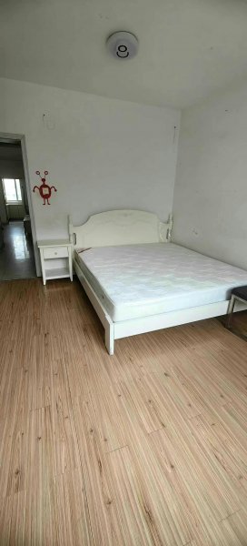 河滨小区1楼78平中厅三室一厅32.8万