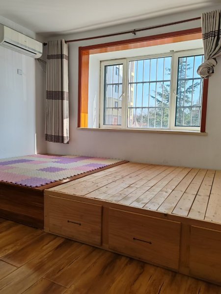 出租水景绿城1楼80平，彩电冰箱洗衣机空调双气，月租1300元，拎包入住