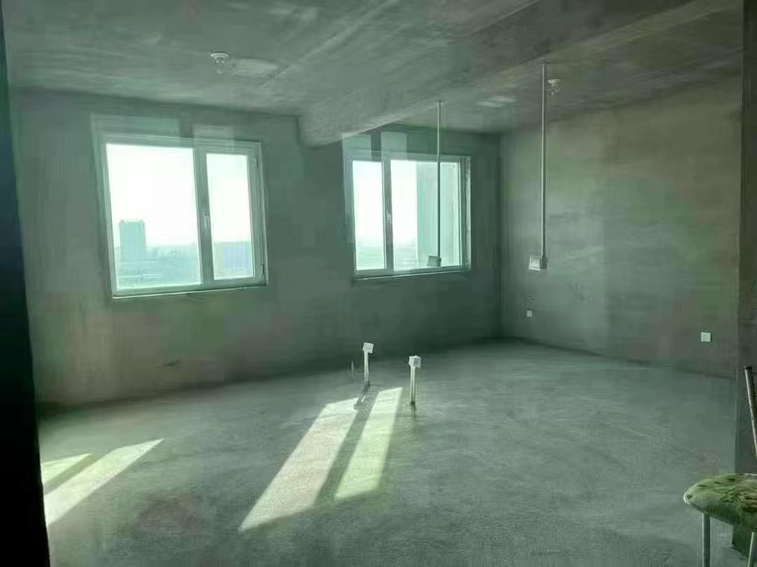 香格里拉二区丽景苑，框架电梯9楼，共11层，121平，三室两厅，带储藏室，66.8万
