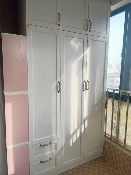 鲁威阳光5楼75平+阁楼，四室二厅二卫，全家品牌精装短住，好人家房特价25.8万！小议