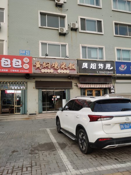 人民广场北十字路口东门市32平位置极佳做生意首选