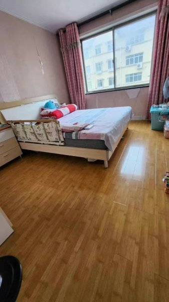 城东一区，4楼，142.58平，75.8万 3室2卫