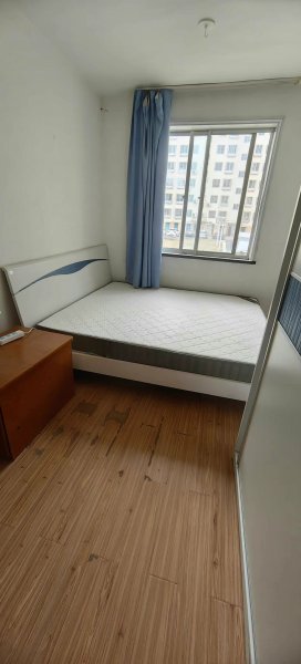 河滨小区1楼78平，中厅三室一厅，双气32.8万