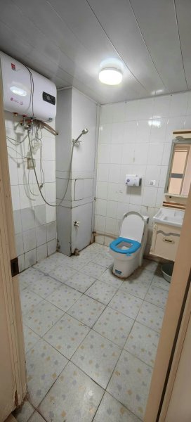河滨小区1楼78平，中厅三室一厅，双气32.8万