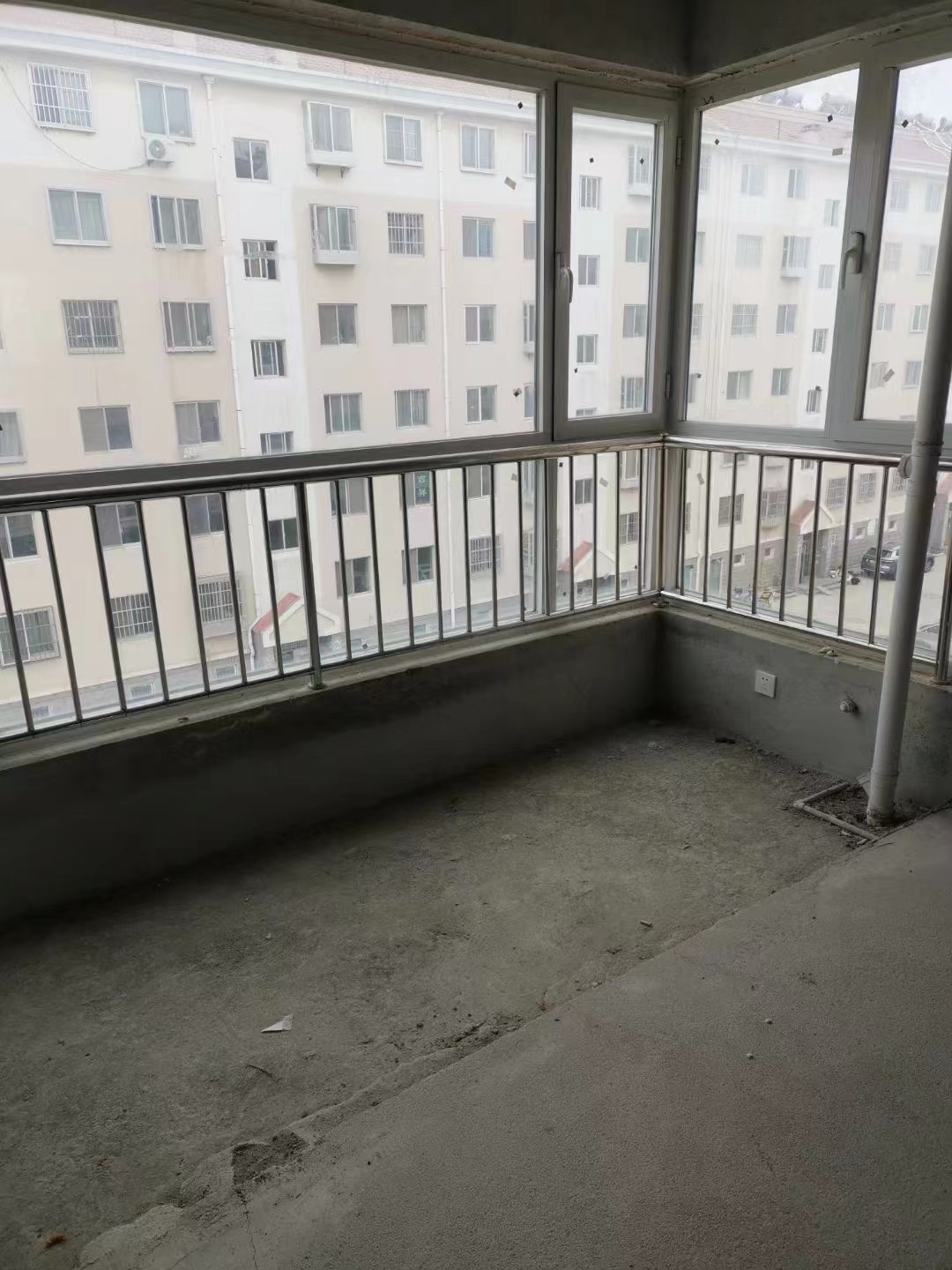 金苹果东区四楼毛坯吉房出售