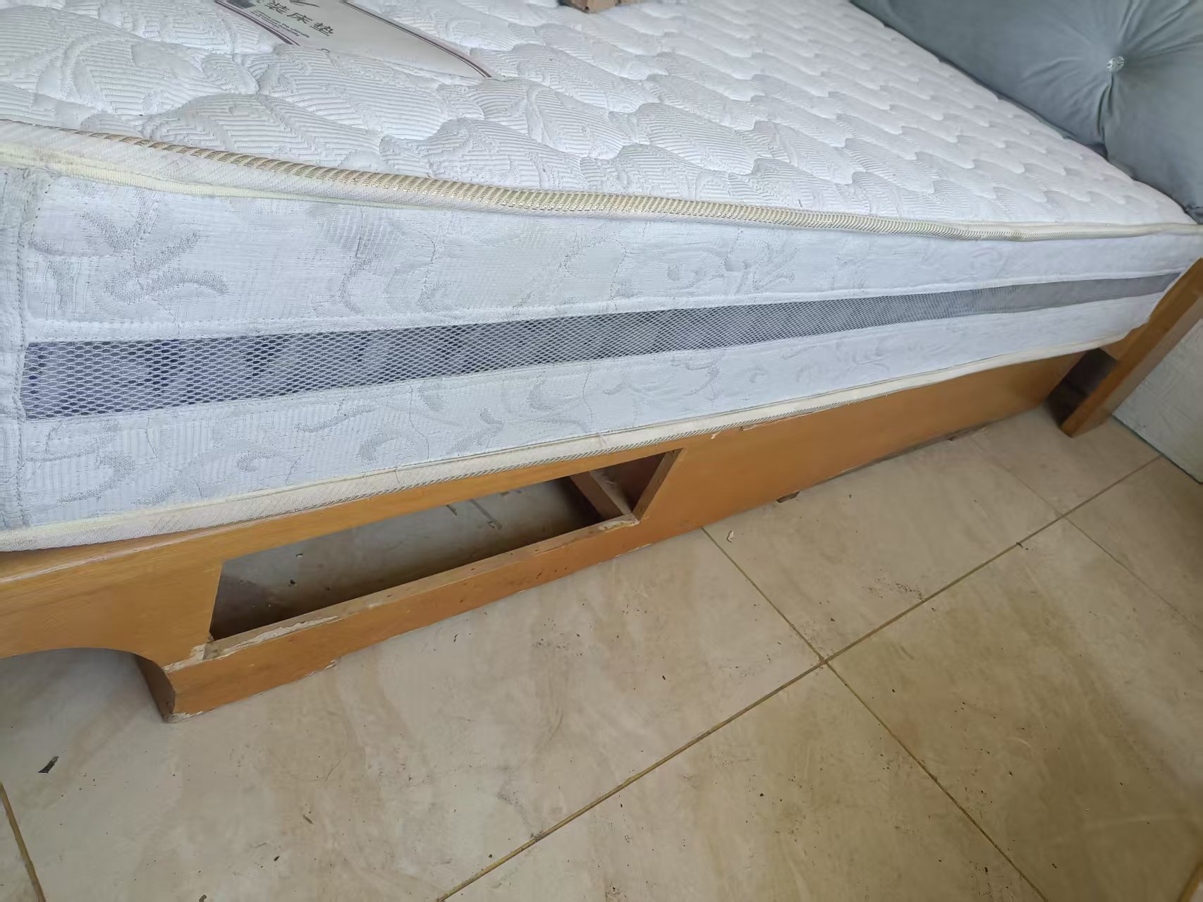 出售个二手1.8m*2m床+床垫